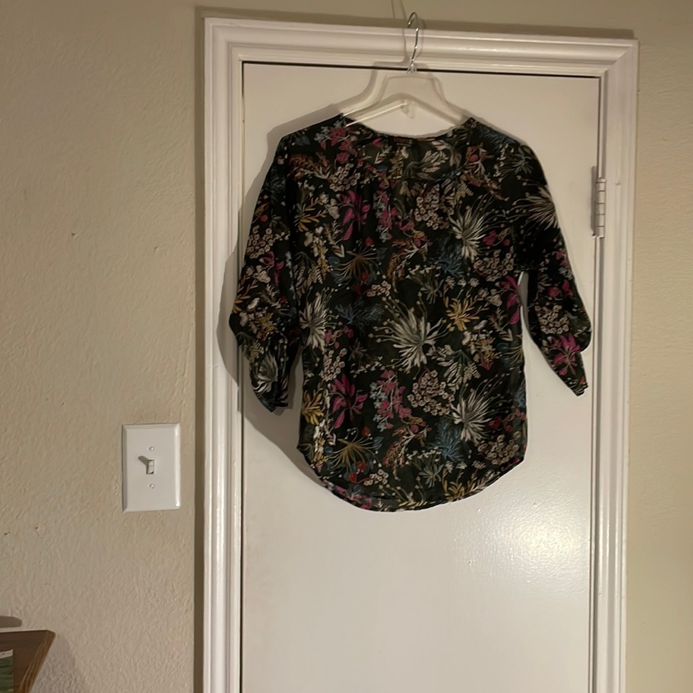 Reneec. Dark flower print blouse size M